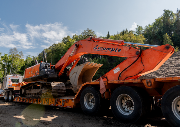 Pelle en route vers un chantier