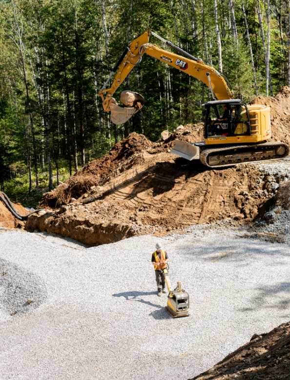 Pelle et travailleur sur le chantier
